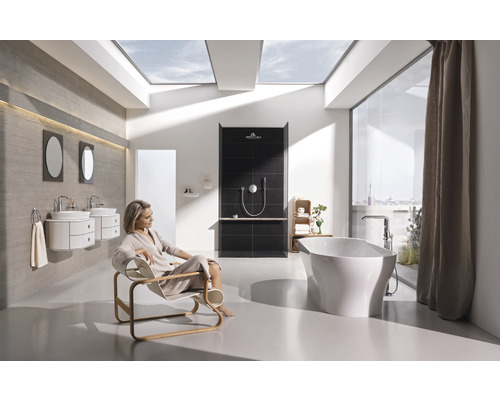 Baie cu cadă, duș și chiuvete într-un design luminos