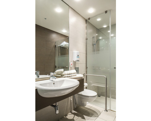 Baie cu chiuvetă, toaletă și duș cu uși de sticlă