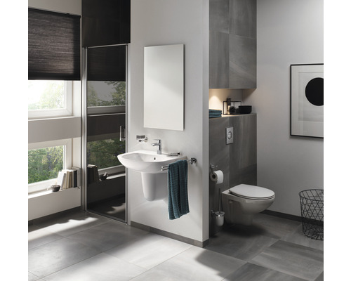 Baie luminoasă cu chiuvetă, oglindă, toaletă și duș.