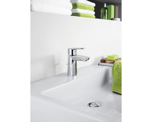 Baterie de lavoar pe o chiuvetă albă în baie