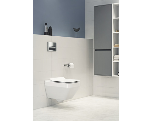 Baie modernă cu toaletă suspendată, placă de acționare și dulap înalt