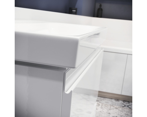 Imagine detaliată a unei chiuvete albe cu dulap inferior în baie.