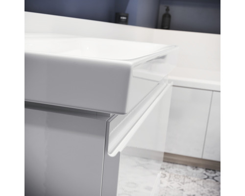 Prim-plan cu dulap de lavoar alb cu lavoar aplicat