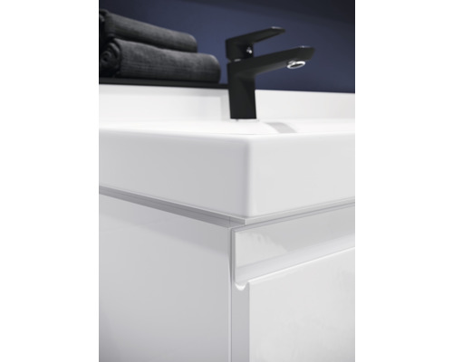 Prim-plan cu o chiuvetă cu baterie și prosoape