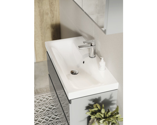 Chiuvetă cu robinet într-o baie luminoasă