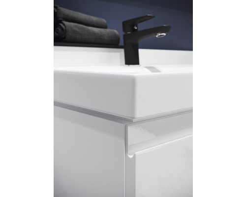 Imagine detaliată cu dulap inferior de lavoar alb cu robinet negru și prosoape