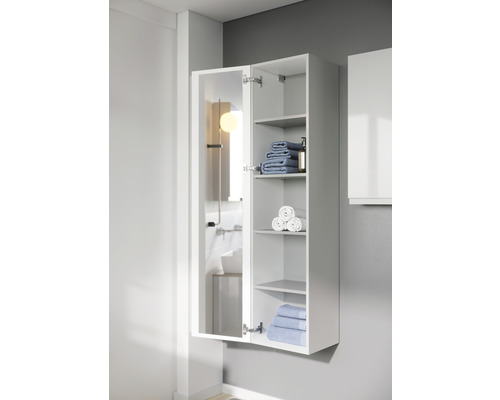 Baie cu dulap cu oglindă albă cu rafturi și prosoape