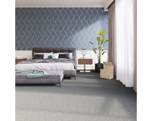 Dormitor cu pat, noptiere, plantă de interior și mochetă