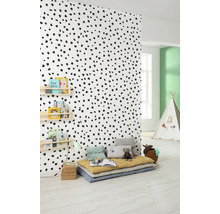 Cameră pentru copii cu tapet cu model punctat, perne de șezut și bibliotecă