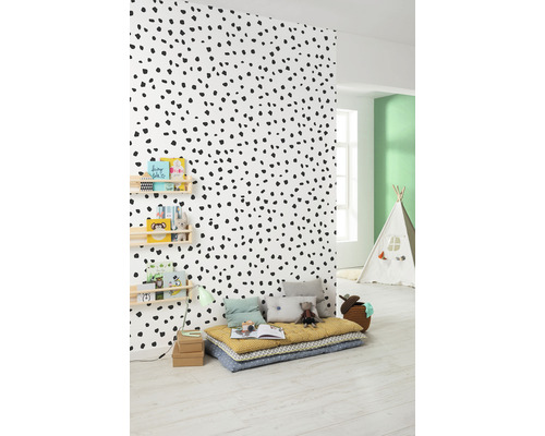 Cameră pentru copii cu tapet cu model punctat, perne de șezut și bibliotecă