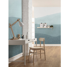 Birou cu masă de scris, scaun și design de perete în tonuri de albastru