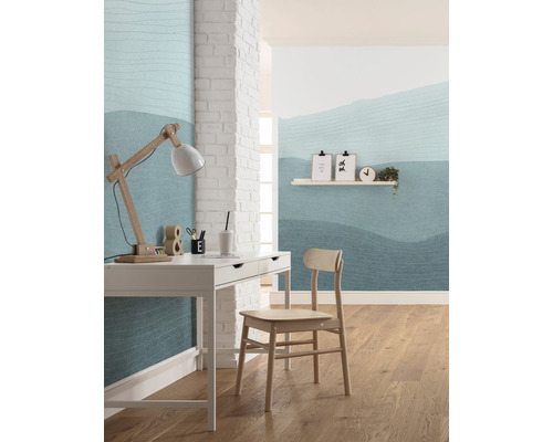 Birou cu masă de scris, scaun și design de perete în tonuri de albastru