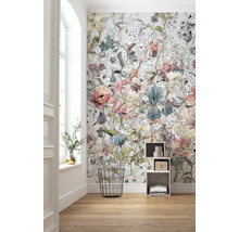 Cameră luminoasă cu tapet floral, podea din lemn și decorațiuni