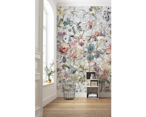 Cameră luminoasă cu tapet floral, podea din lemn și decorațiuni