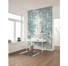 Cameră luminoasă cu fereastră, comodă și tapet cu model