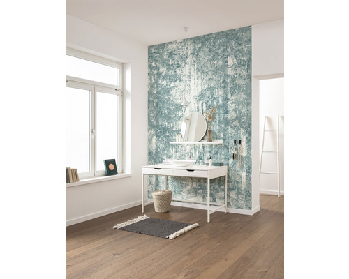 Cameră luminoasă cu fereastră, comodă și tapet cu model