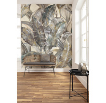 Cameră de zi cu fototapet cu motive de frunze, bancă și masă