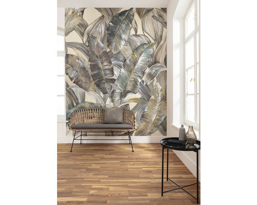 Cameră de zi cu fototapet cu motive de frunze, bancă și masă