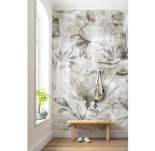 Cameră cu tapet cu model floral, bancă din lemn și pantofi albi