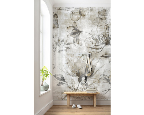 Cameră cu tapet cu model floral, bancă din lemn și pantofi albi