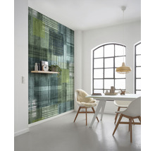 Sufragerie modernă cu tapet cu model în tonuri de verde și albastru, precum și o masă cu scaune.