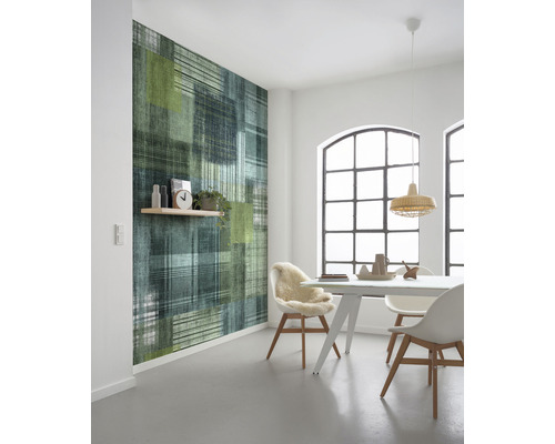 Sufragerie modernă cu tapet cu model în tonuri de verde și albastru, precum și o masă cu scaune.