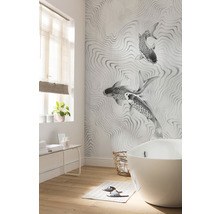 Baie cu cadă, fereastră, raft și tapet cu model de pește