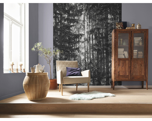 Living cu fotoliu, măsuță laterală, dulap din lemn și fototapet cu motiv forestier