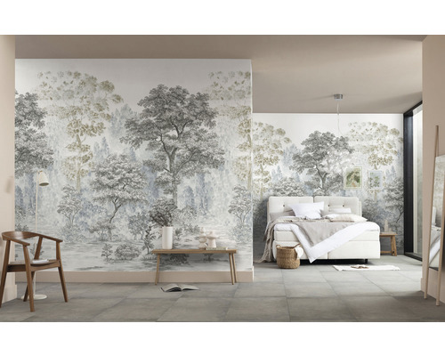 Cameră luminoasă cu tapet cu motiv forestier, pat, scaun și bancă