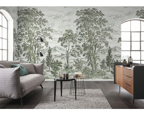 Living luminos cu tapet cu model, canapea și comodă