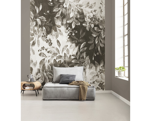 Cameră de zi cu fototapet cu motive vegetale, fotoliu și măsuță laterală