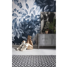 Imagine cu tapet floral, dulap metalic, tablou, plante de interior și covor cu model geometric