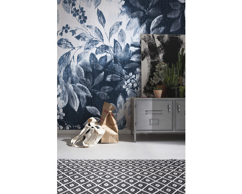 Imagine cu tapet floral, dulap metalic, tablou, plante de interior și covor cu model geometric