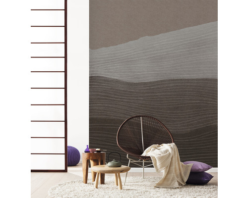 Living cu tapet modelat, fotoliu, covor și măsuțe laterale