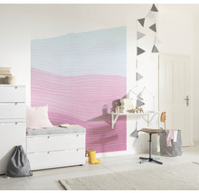 Cameră luminoasă pentru copii cu birou, comodă și tapet decorativ