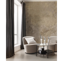 Living cu tapetă cu model, fotolii, perdele și măsuță laterală