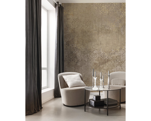 Living cu tapetă cu model, fotolii, perdele și măsuță laterală