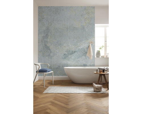 Baie cu cadă, scaun, covor, taburet și tapet cu model.