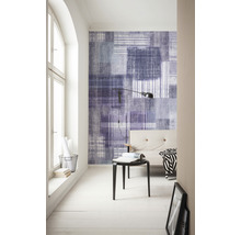 Cameră luminoasă cu tapet cu model, canapea și lampă