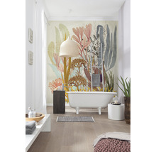 Baie cu cadă freestanding, tapet cu motive vegetale și lampă împletită