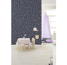 Cameră de copii cu masă, scaune și tapet de perete cu model cu puncte