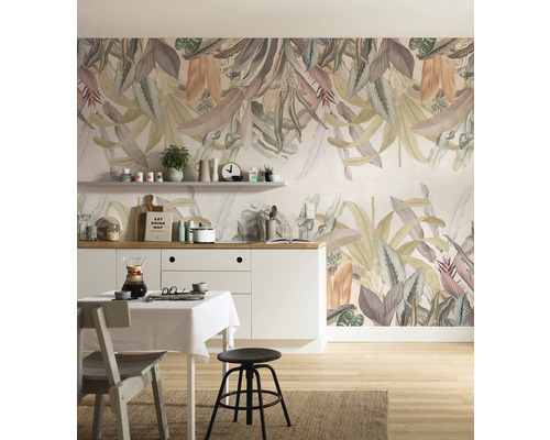 Bucătărie cu tapet botanic cu frunze, masă și scaun