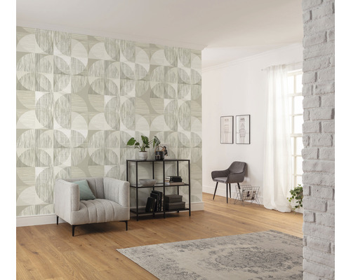 Cameră de zi cu tapet cu model, fotoliu, raft și decorațiuni