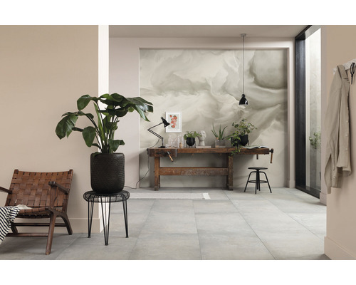 Cameră de zi cu plăci de format mare, mobilier din lemn și plante de interior pentru un ambient luminos