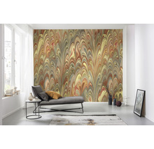 Living cu tapet cu model, canapea și decorațiuni