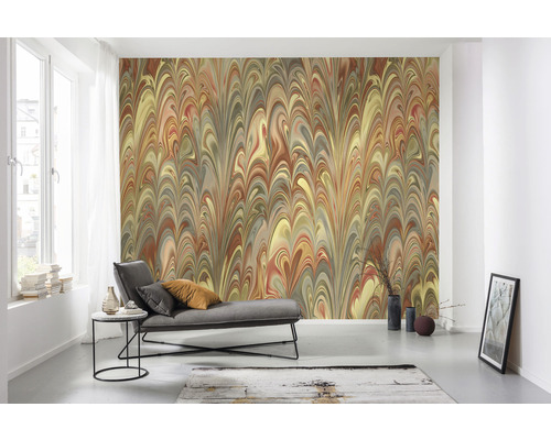 Living cu tapet cu model, canapea și decorațiuni