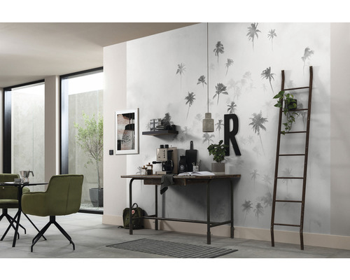 Cameră luminoasă cu tapet cu model de palmieri, birou, raft, decorațiuni și scară