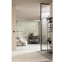 Cameră de zi cu fotoliu, raft și tapet cu model