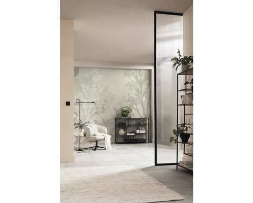 Cameră de zi cu fotoliu, raft și tapet cu model