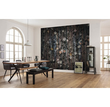 Cameră luminoasă cu zonă de luat masa și fototapet cu model floral pe lemn